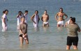 I giocatori del Milan durante una pausa degli allenamenti (foto 'Ansa')